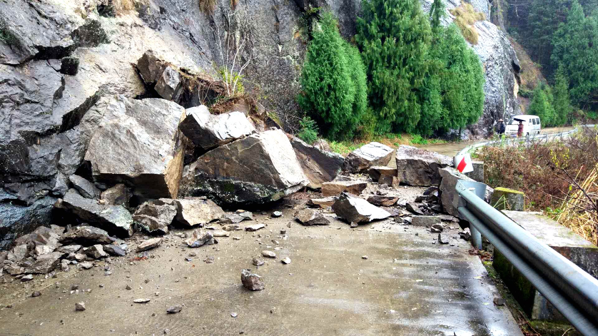 农村道路塌方图片图片