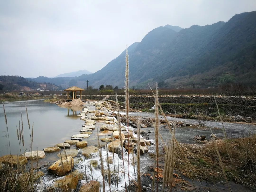 据记载,唐敬宗年间,时任宁波鄞县县令的王元玮建它山堰,使得二十四万