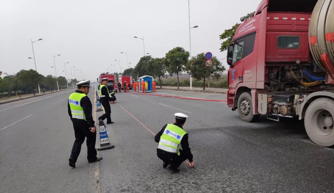 事故現場拯救,勘查取證,道路交通疏導,交通安全防護等工作順利進行,為