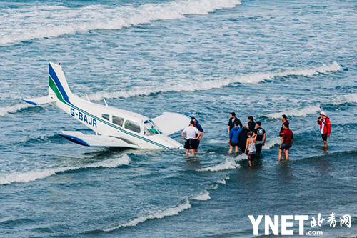 为避免冲撞沙滩上拥挤的人潮 英飞行员将飞机迫降到海里
