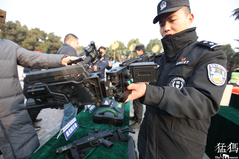 郑州特警展示新武器:这种枪居然会拐弯!