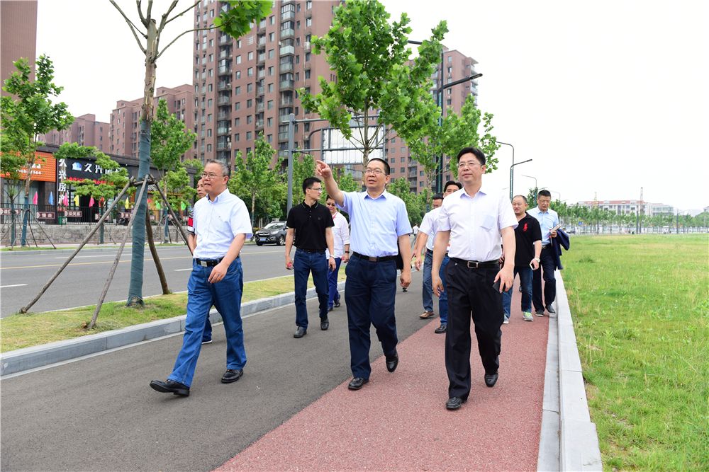 环杭州湾智能产业创新服务平台政产学签约白沙路商会会长龚再凤在