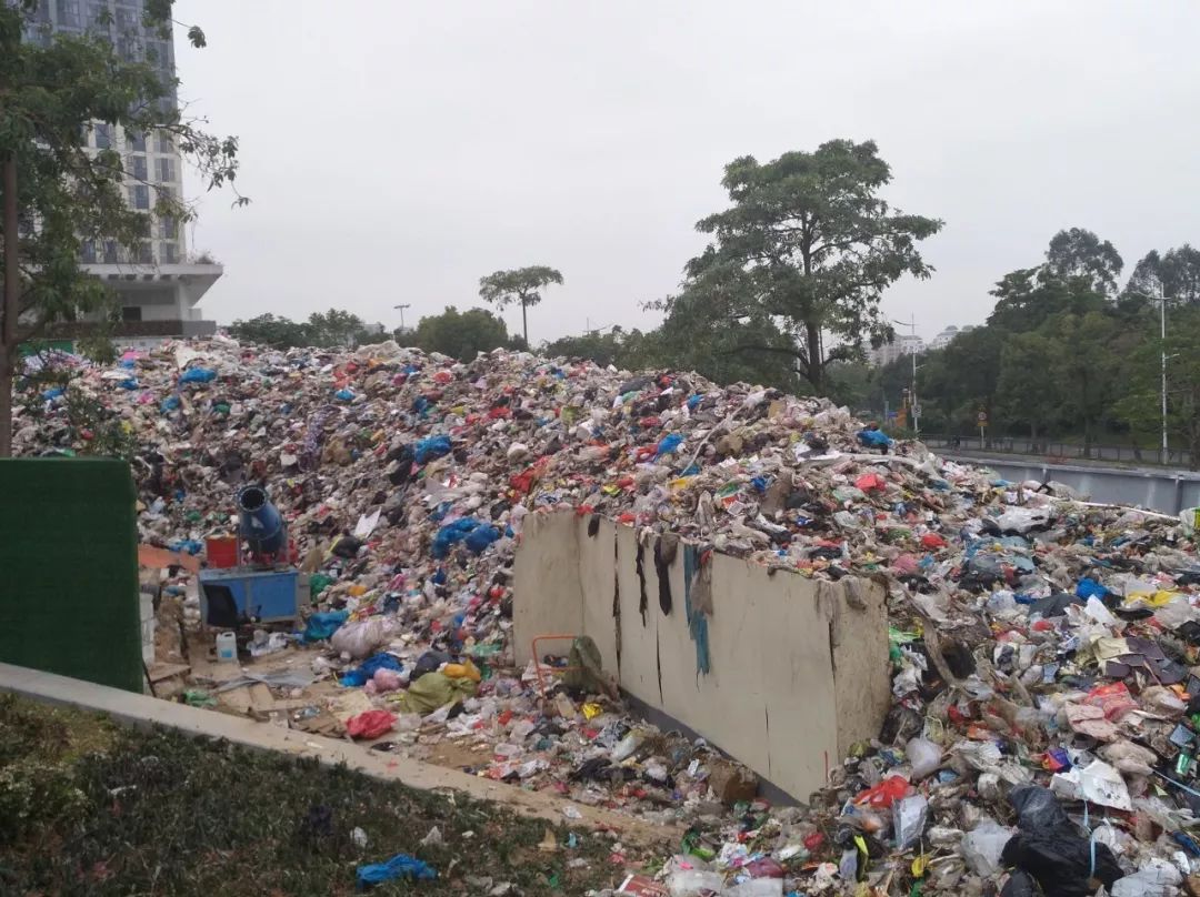 受不了!深圳某公园门口上千吨垃圾堆成山,摆了五十米