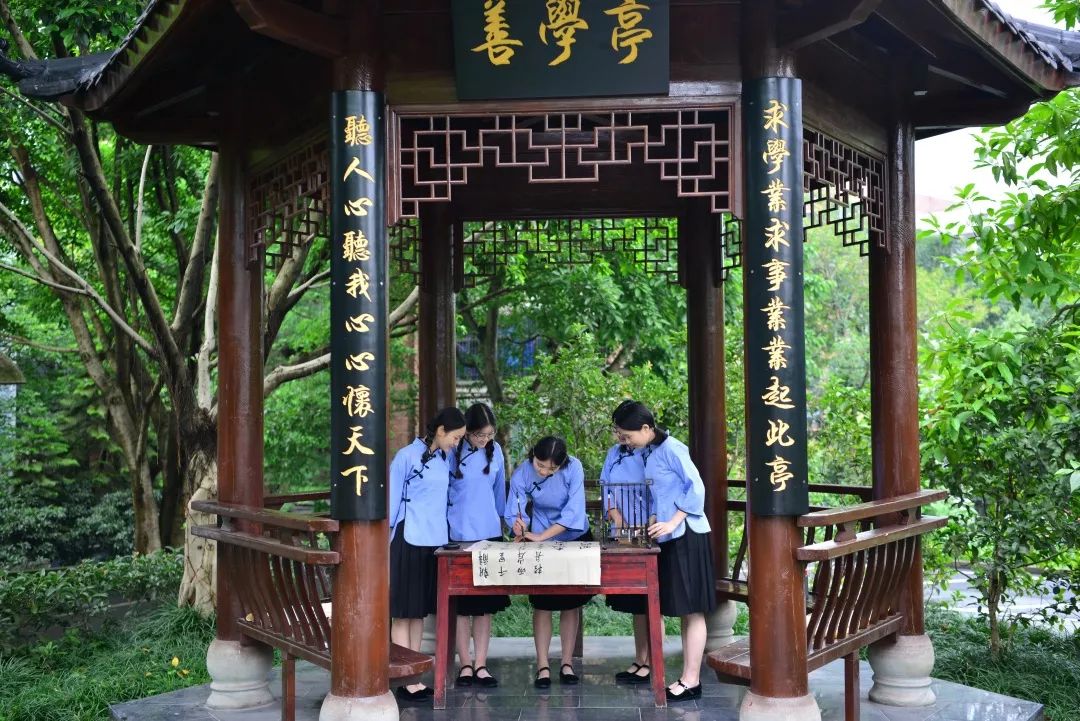 璧山來鳳中學創建於1947年,是重慶市重點中學,重慶市中小學德育示範