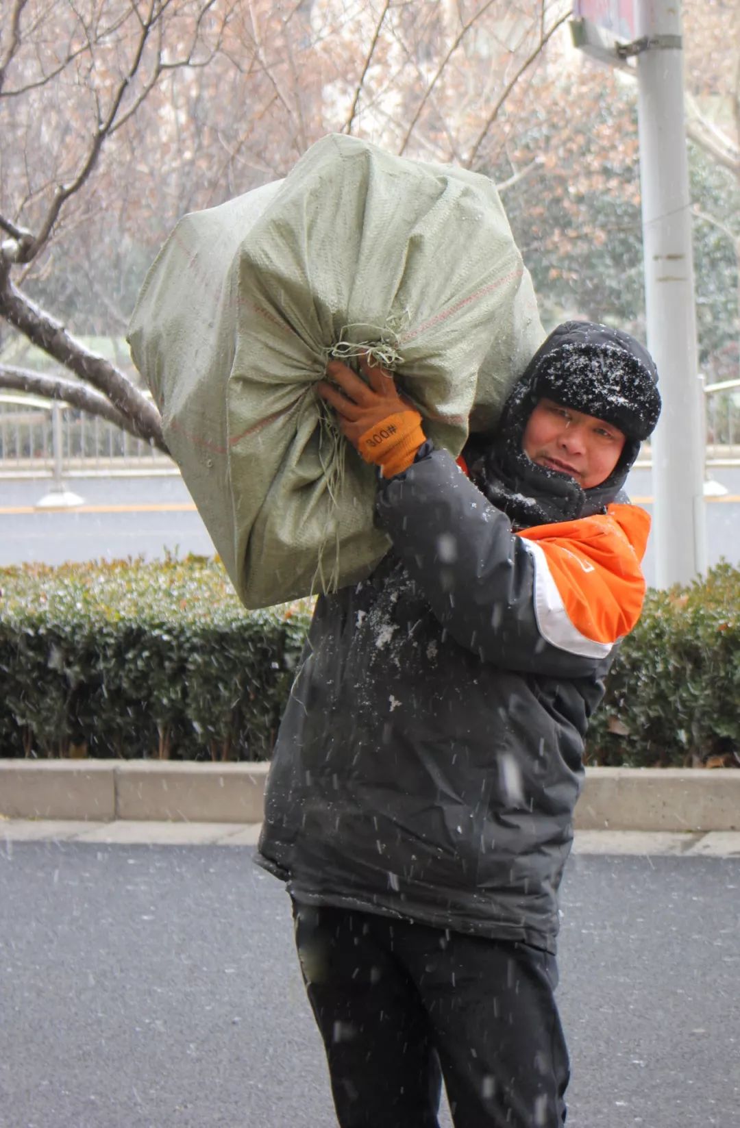 心疼暴雪中快递小哥雪橇徒步送件编织袋挡风