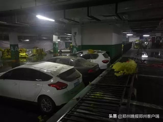 鄭州一小區地下停車場暖氣管掉落 幾十輛車受損