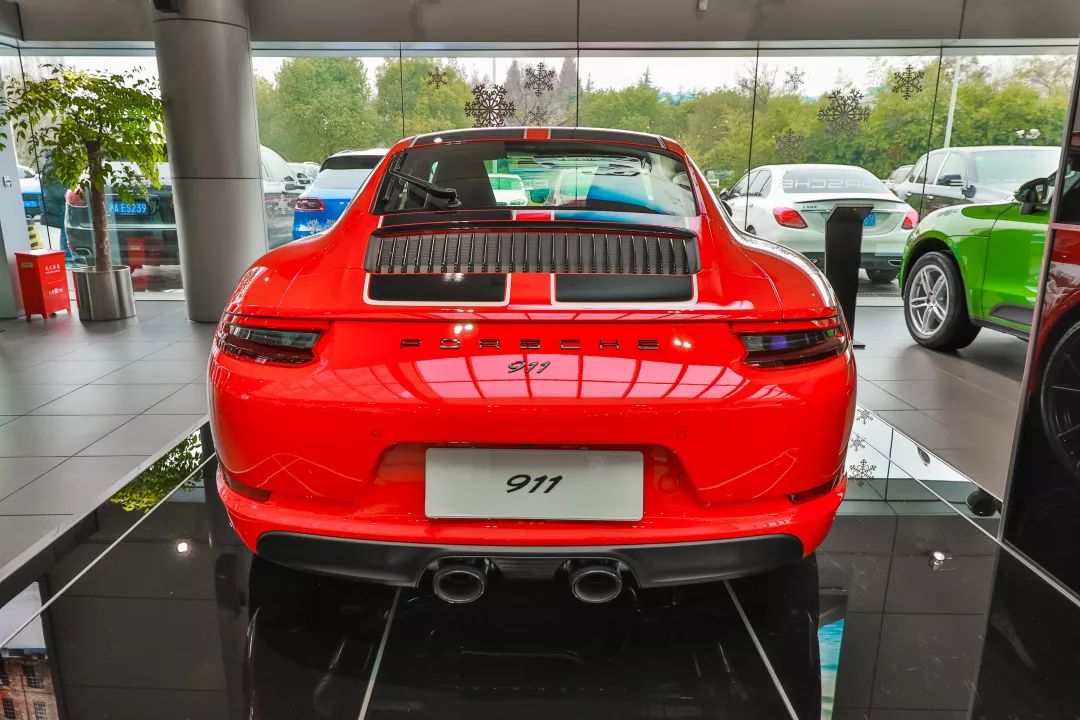 展廳現車紅色燃情911亞洲保時捷卡雷拉杯15週年限定版