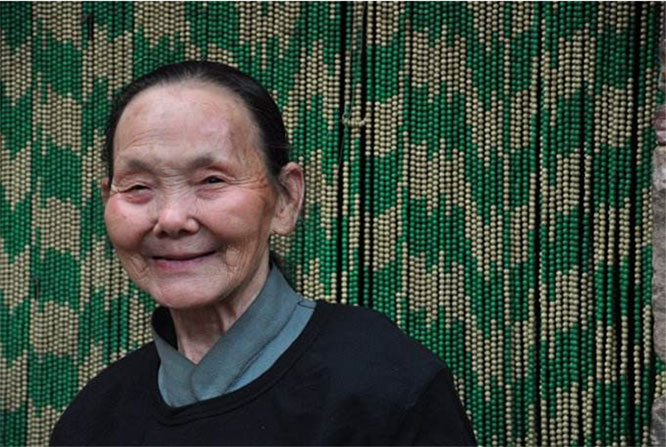 中央电视台《中华医药》栏目中一个老奶奶90多岁了,满头乌黑亮丽的