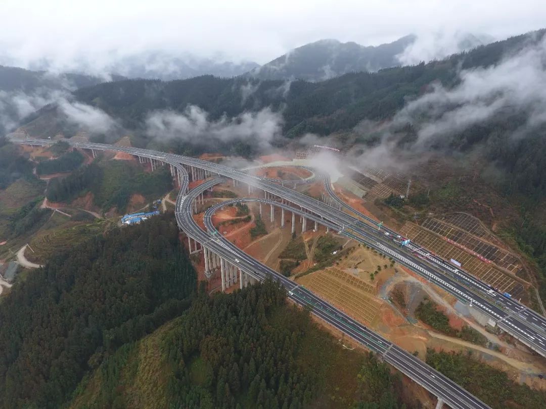 贵州荔榕高速公路正式通车运营