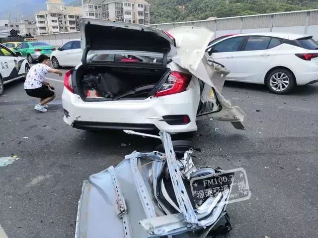 小車車頭徹底粉碎,車頂都被掀開