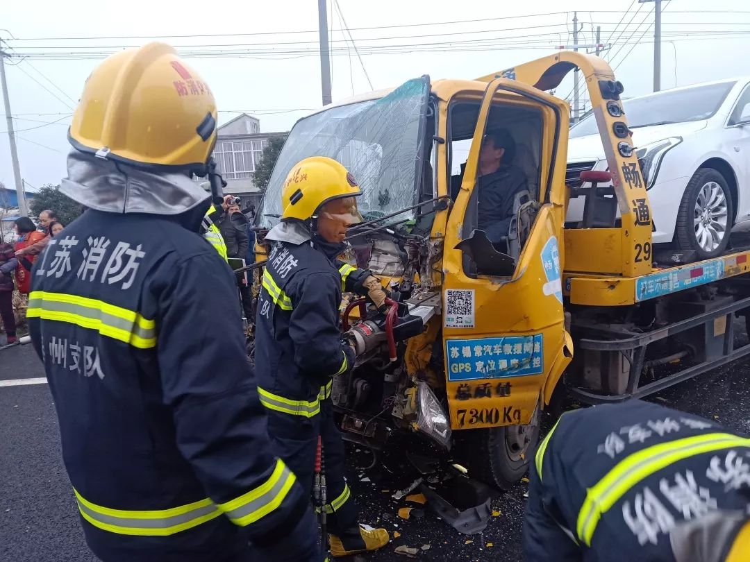 一輛載著故障轎車的清障拖車追尾了半掛車,拖車駕駛員被困駕駛室