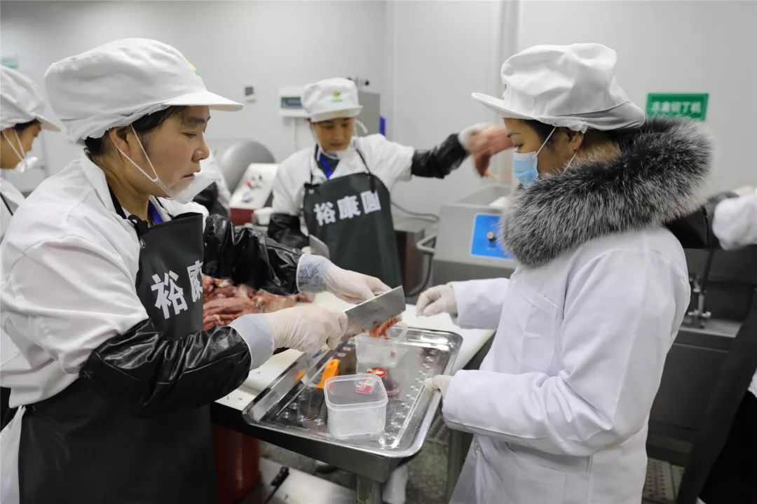 湖南裕康圆餐饮管理有限公司负责配送全县享受农村义务教育改善计划