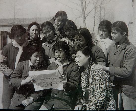 70年代的老照片乡村赤脚医生穿补丁衣服的女知青