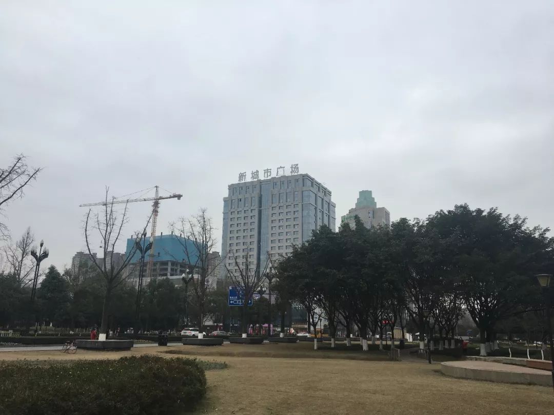 广场(在建)以及新城市广场旁边的地块,将打造成都个苏宁易购广场