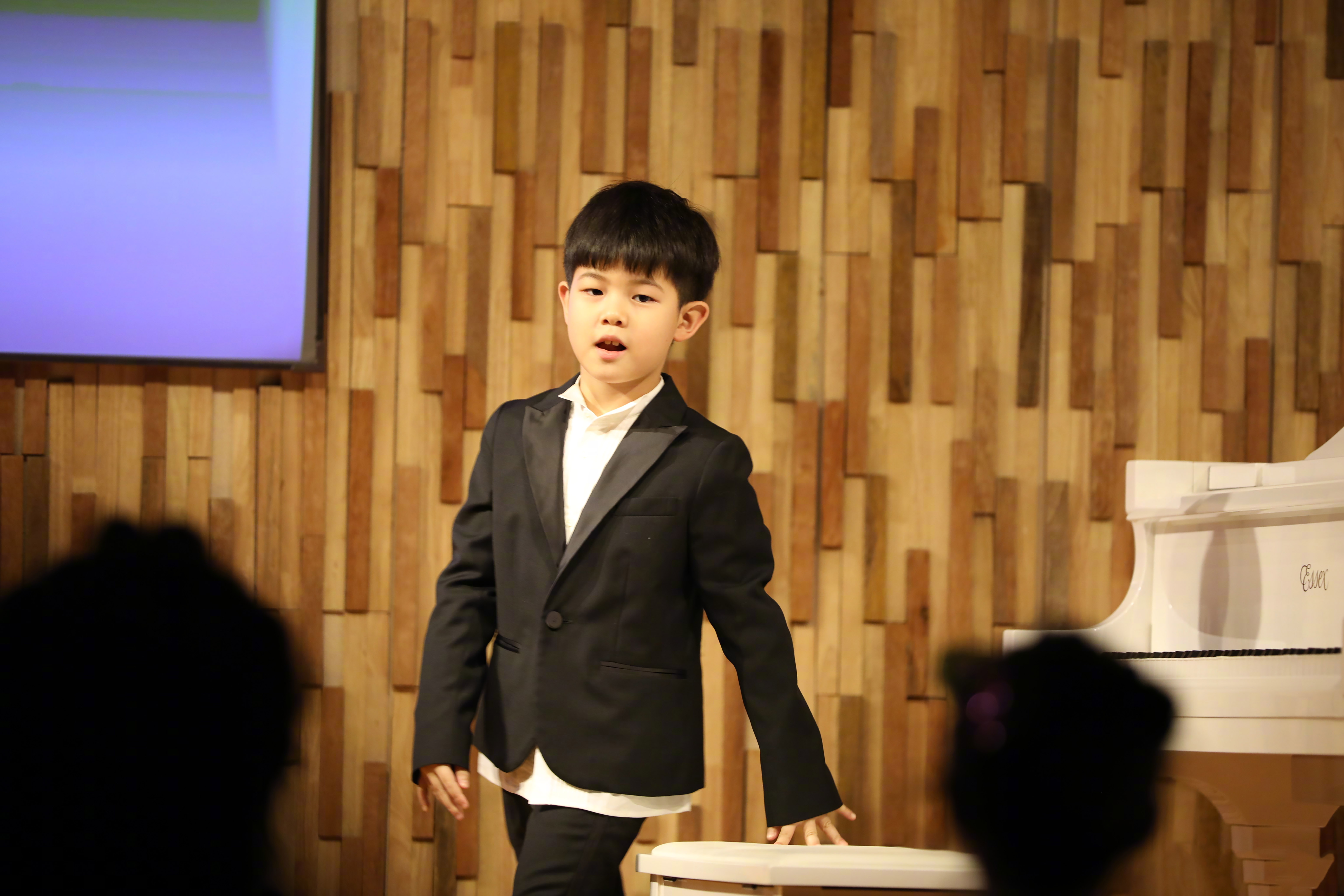 1/ 12 1月12日,胡可在微博晒出儿子安吉弹钢琴的近照,照片中安吉穿着