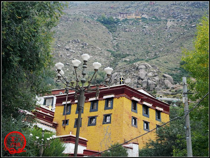 色拉乌孜山麓这个寺院由宗喀巴大师的弟子建造为拉萨三大寺之一