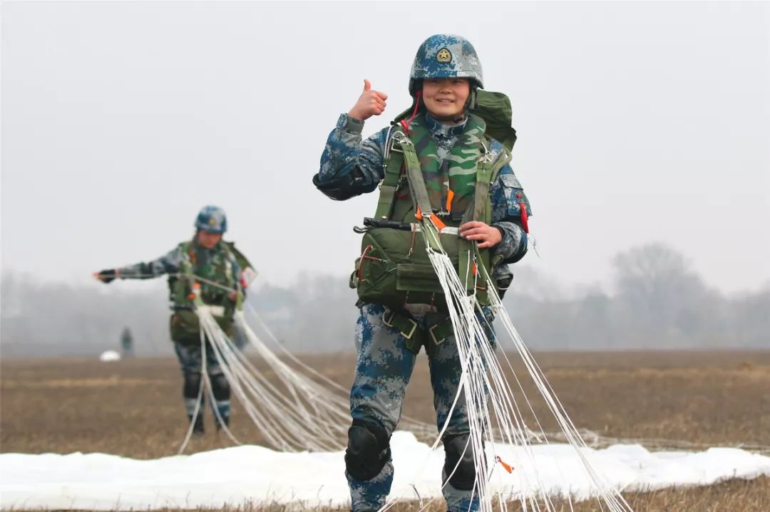 为你骄傲,中国女兵"00"后新训女兵挑战千米高空