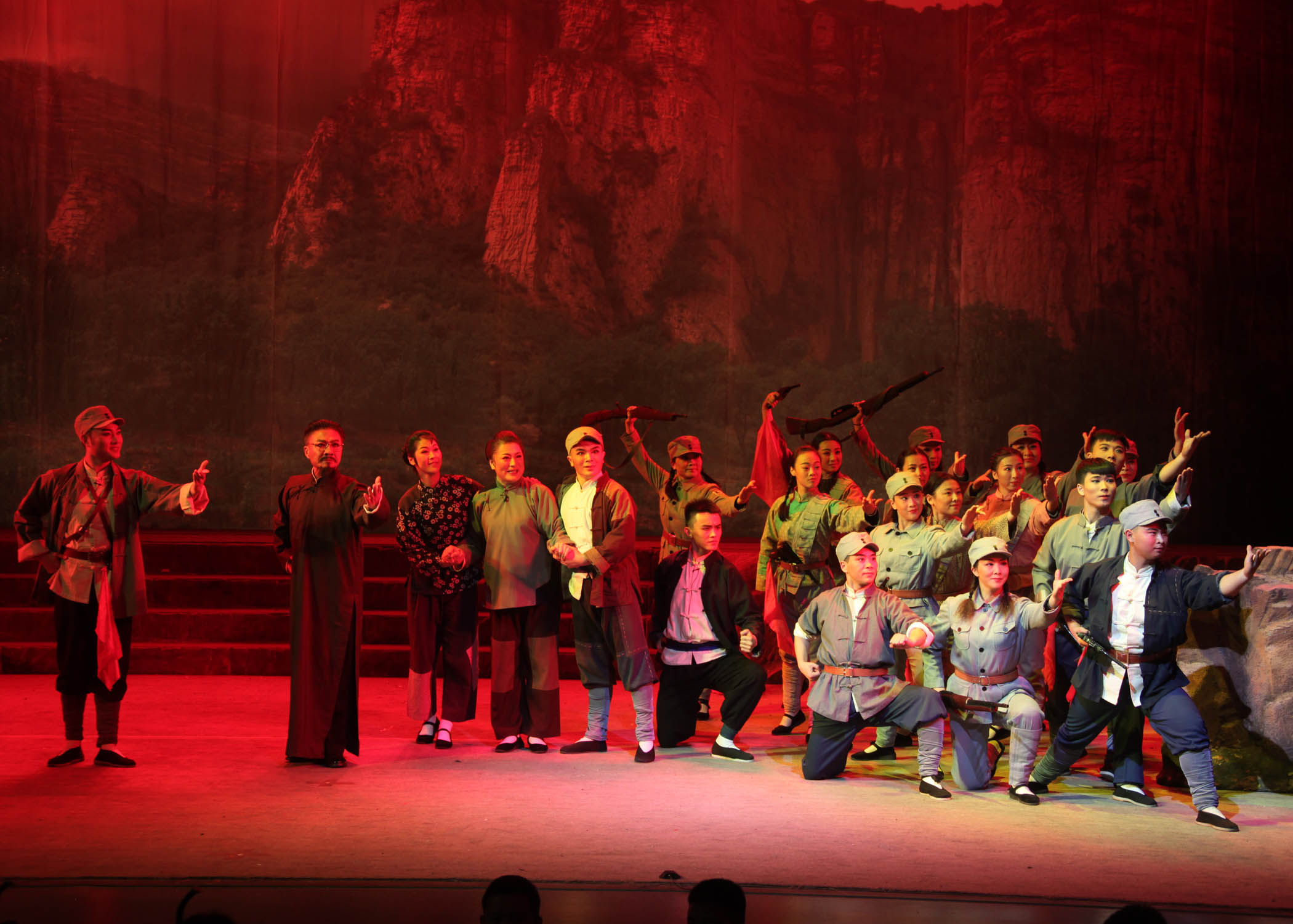 新编豫剧现代戏烽火老顶山在潞安剧院与观众见面