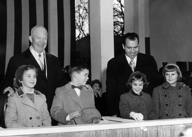 1957年艾森豪威尔总统第二任就职典礼,9岁的戴维趁机向美女朱莉暗送