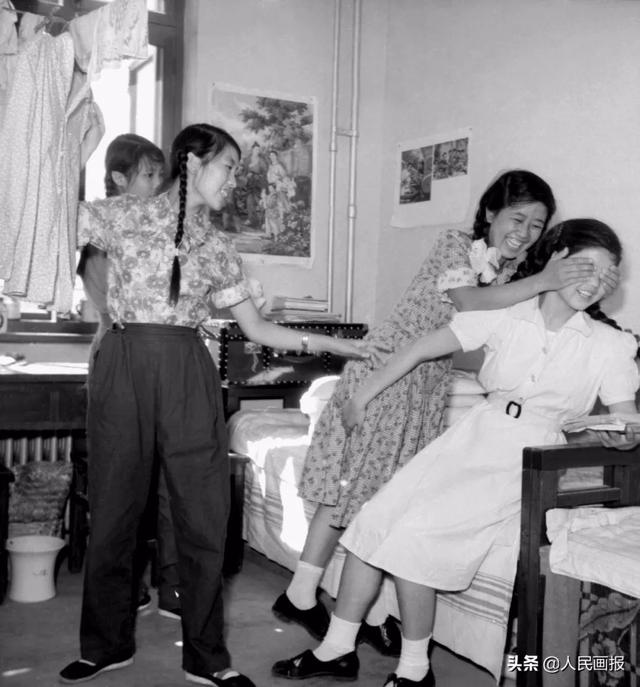 一组老照片回看60多年前棉纺织厂集体宿舍的女工生活