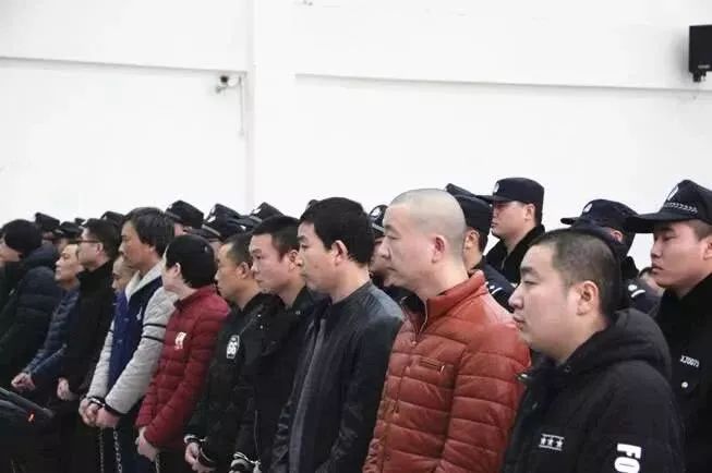 新安县法院公开开庭审理管鹏等20人涉嫌恶势力犯罪集团案