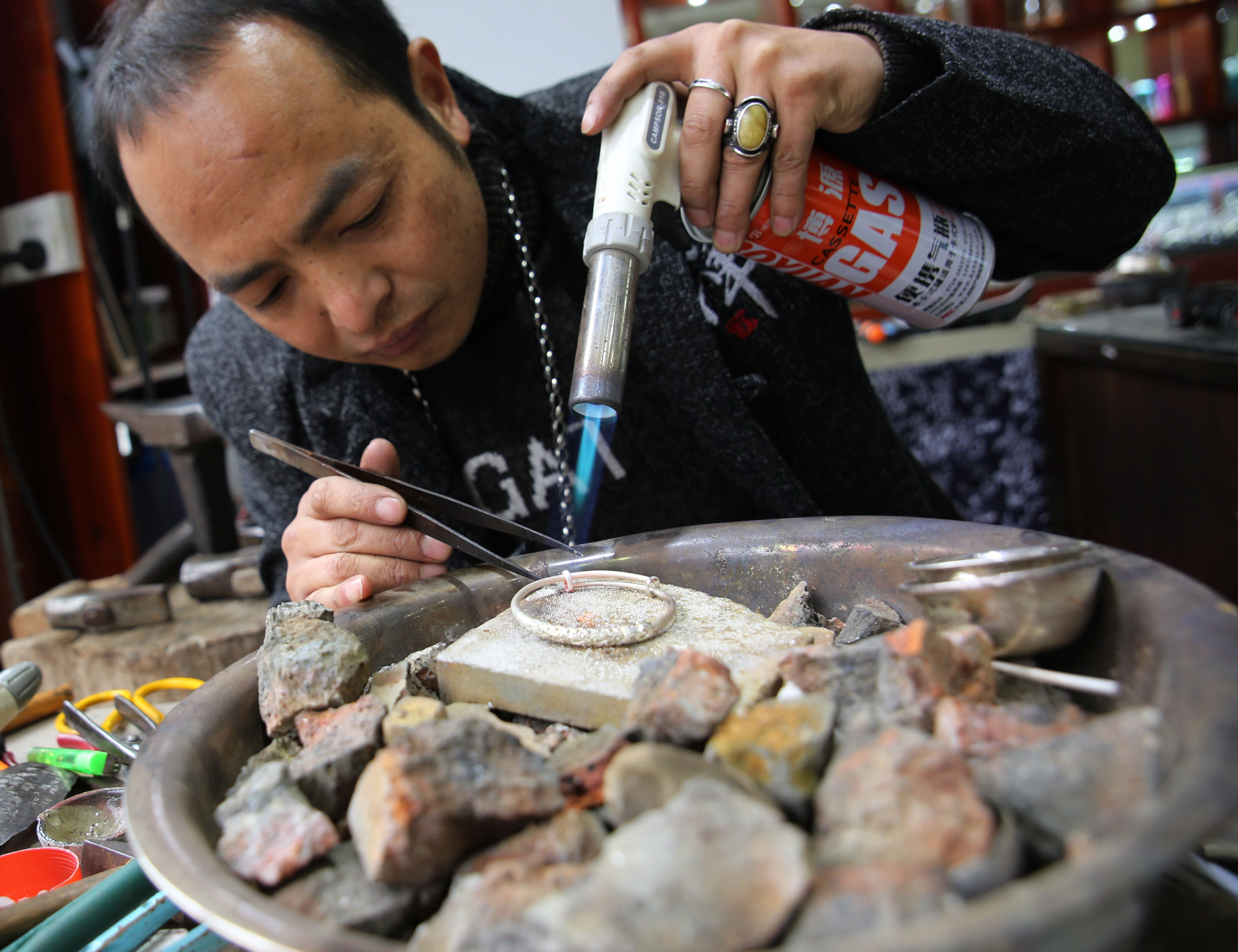 湖南张家界:银饰品俏销年节市场