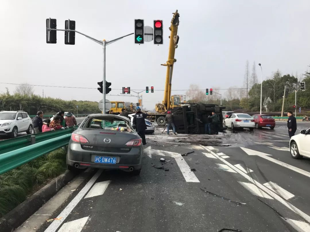 今天中午,崇明陈海公路,建设公路路口发生一起车祸!