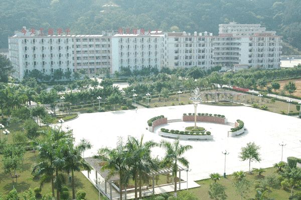 其前身為四川省輕工業學校,始建於1959年,2001年在全省首批獨立升格為