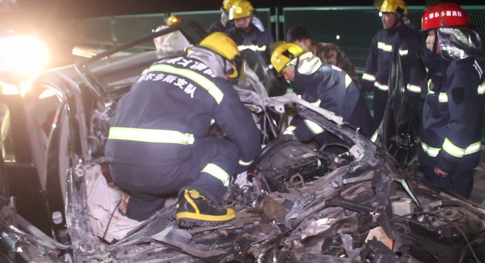 兩死三傷鄂爾多斯一小轎車與卡車嚴重追尾