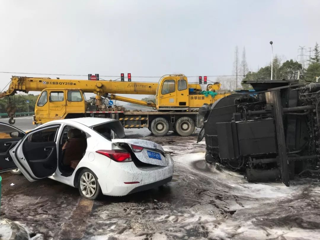 今天中午崇明陳海公路建設公路路口發生一起車禍