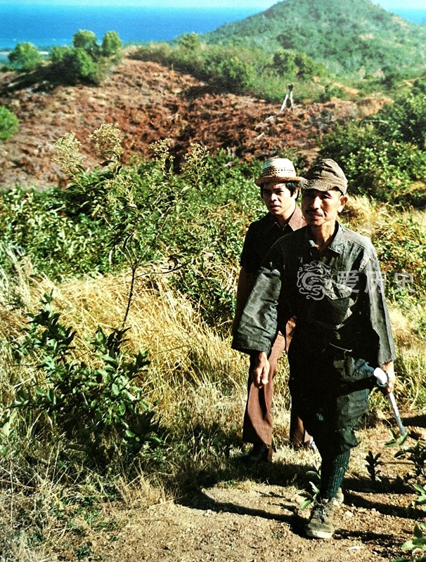 1974年2月20日,小野田宽郎在丛林中遇到了日本探险家铃木纪夫