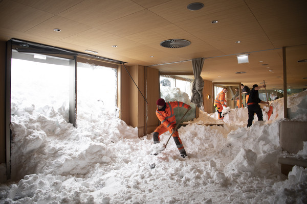 暴雪橫掃歐洲致21人死 一旅館遭300米雪崩倒灌 國際 第1張