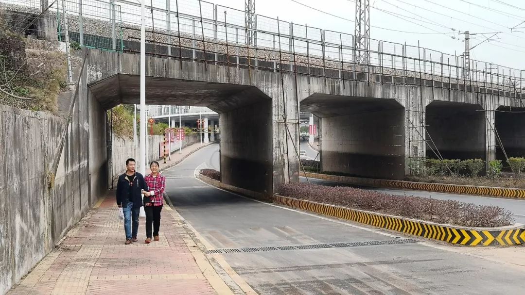 交通30號路下穿京九鐵路再開放一個橋洞銀瓶站往來謝崗鎮中心更順暢