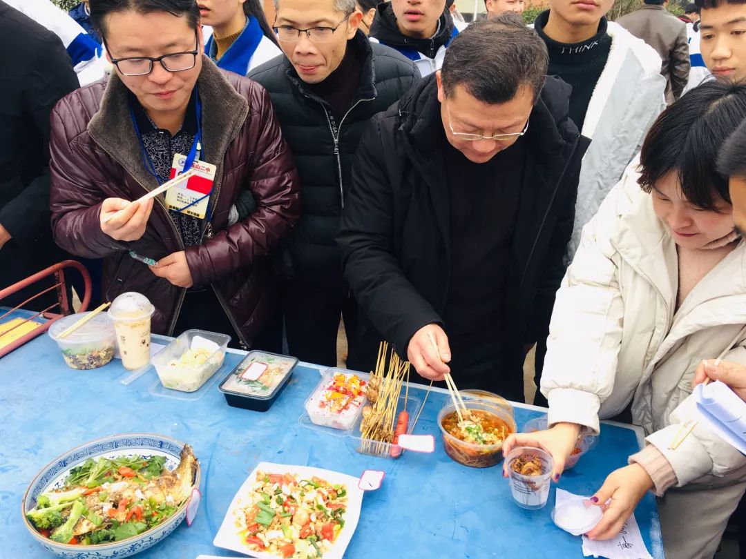 食校園美食節,是深受師生喜愛的品牌文化活動,展示出二中學子上得書