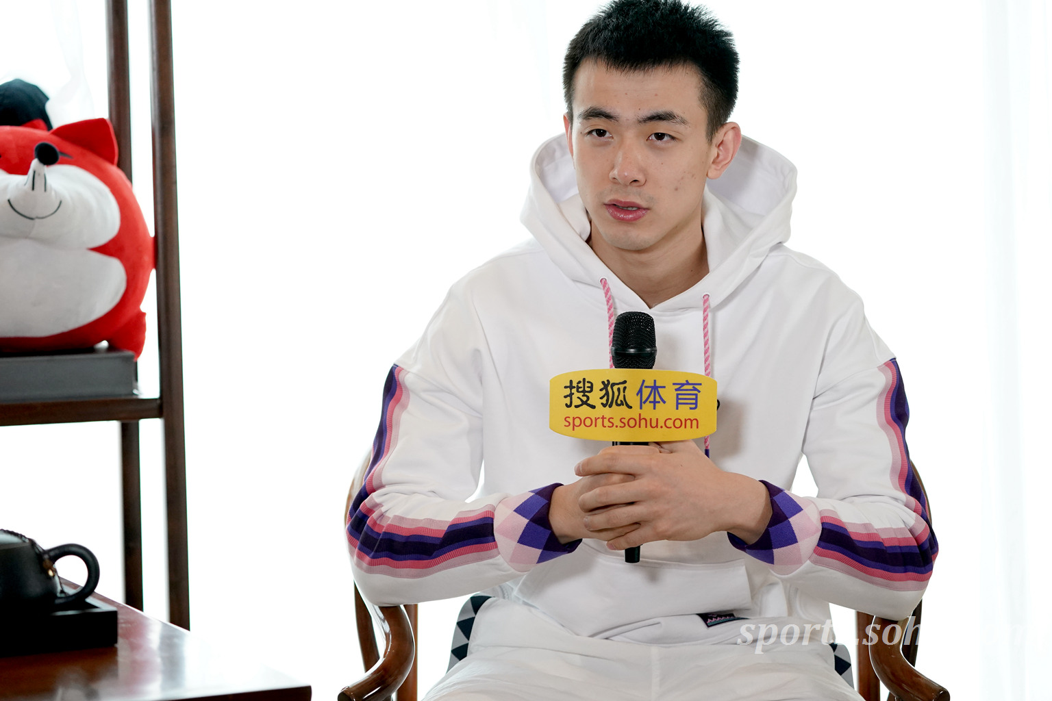 组图:赵继伟接受搜狐体育专访 称乐观面对伤病
