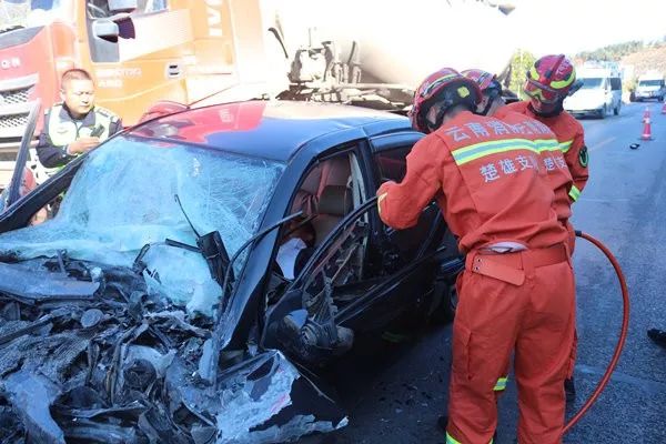 救援| 楚雄消防奮力營救車禍被困人員