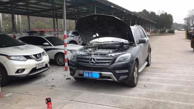 開車去高速大隊辦業務,奔馳豪車突發自燃!