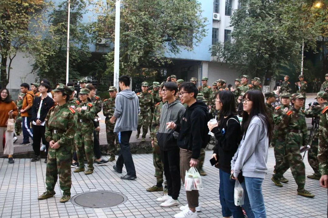 除了美味之外秩序井然的奔赴芷園食堂泰山區運動場剛剛軍訓完的學員們