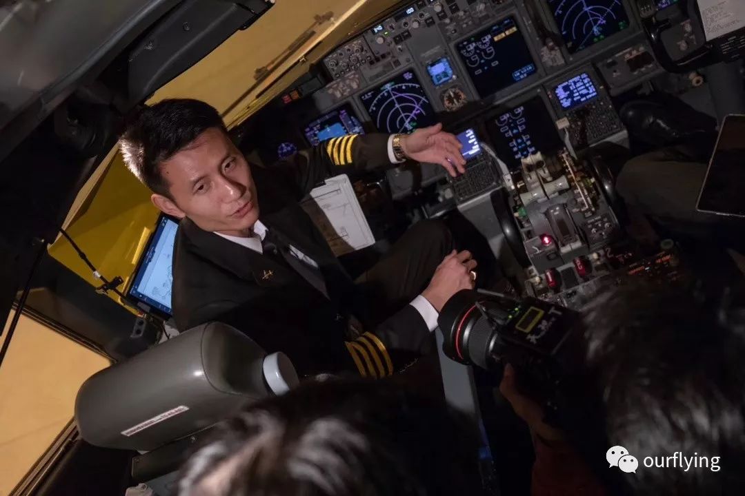 在经历了上千次起降后,他于3年前成长为奥凯航空一名b737的机长