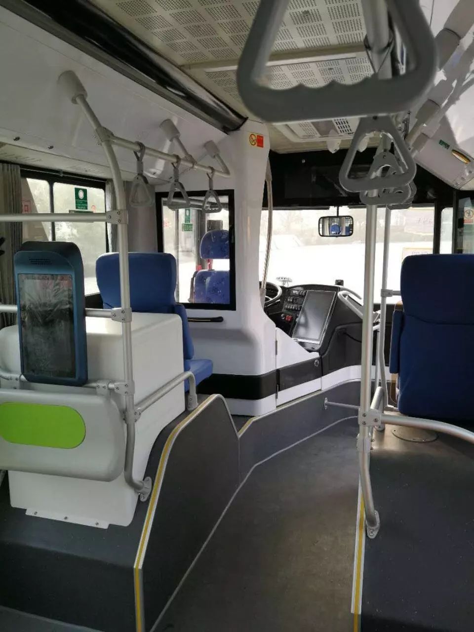 池州第一辆人工智能公交车上路试行!