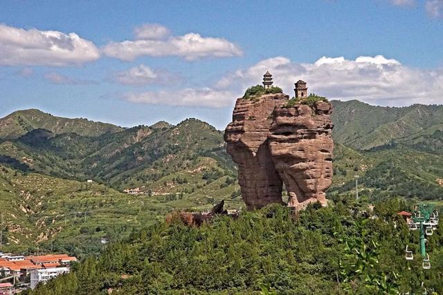 這2座寺廟位於舉世聞名的承德避暑山莊西南十公里處的雙塔山,雙塔山為