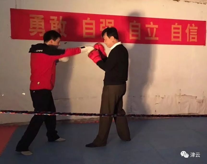 除了照顾生病的父亲,汪强还是会抽出时间到自己的拳击俱乐部训练,拿起