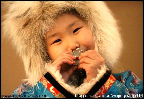 端庄的蒙古族mm和顽皮的蒙古族儿童(图)
