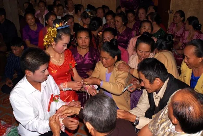 西双版纳傣族人生礼仪之独具特色的结婚仪式