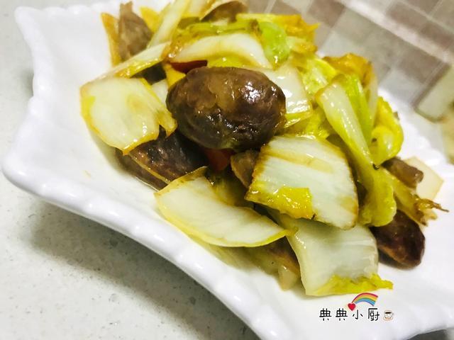 除了用香腸也可以換成鹹肉來燒的.就跟乾鍋娃娃菜的做法類似.