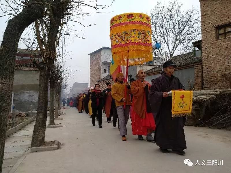 人文三阳川戊戌腊月初一张白村佛教信众举行恭迎上悟下明大法师住持慧