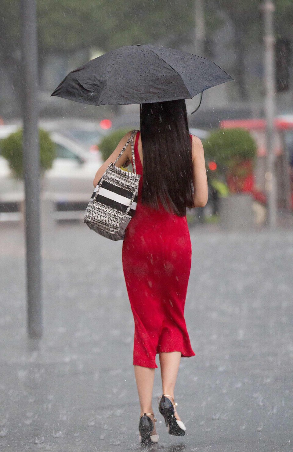 下雨的背影图片女图片