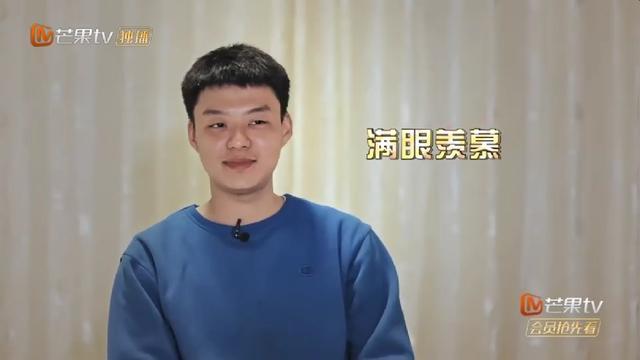 三兄弟挑战徒步回家搭摩托状况百出_贾成奥