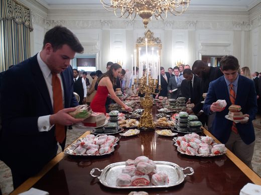政府關門白宮沒廚師 特朗普自掏腰包請客人吃漢堡 國際 第3張