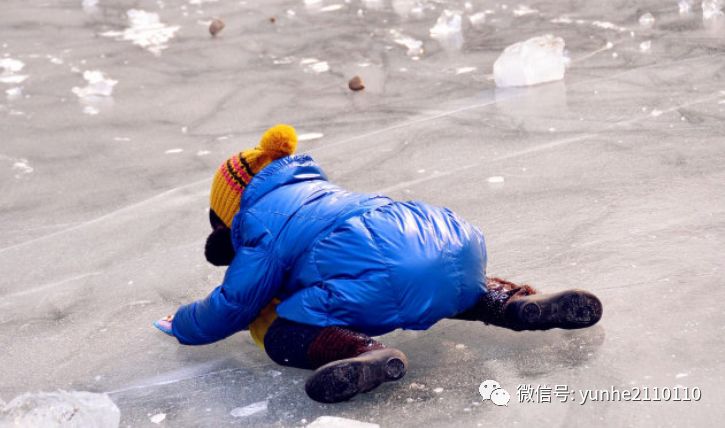 小孩掉进冰窟窿图片图片